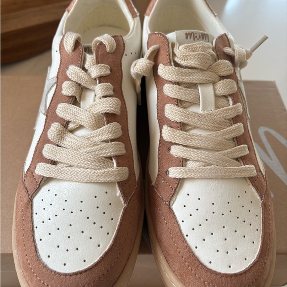 Mi,iM White and Taupe  Star Sneakers in size 7.5 . New still in box - Picture 5 of 16
